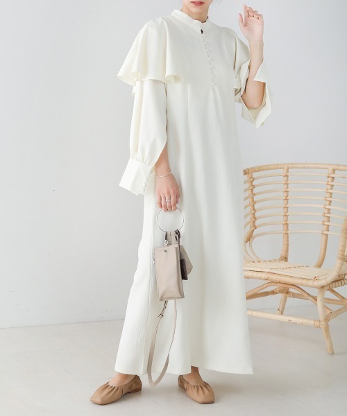 Bab(バブ)の「ケープ袖スリットワンピース(ワンピース・レディース・グレー/ベージュ/アイボリー・M)」の9枚目の写真