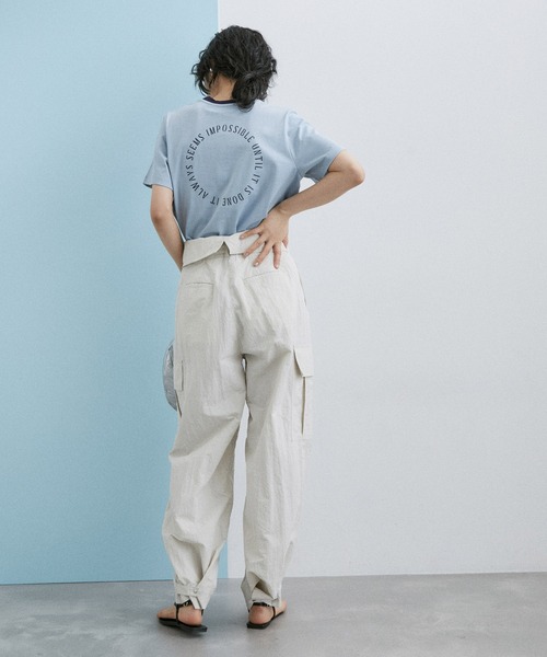 ADAM ET ROPE'（アダムエロペ）の「【サステナブル・WEB限定】ロゴプリントトリムTシャツ（Tシャツ/カットソー・レディース・ホワイト/ブラック/ブルー・FREE）」の16枚目の写真