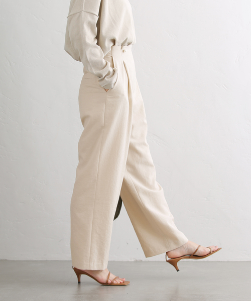 La TOTALITE（ラトータリテ）の「パールボタンウエストタックパンツ（スラックス・レディース・ベージュ系その他/ネイビー・36/38）」の7枚目の写真