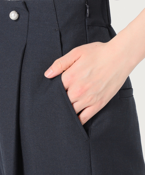 La TOTALITE（ラトータリテ）の「パールボタンウエストタックパンツ（スラックス・レディース・ベージュ系その他/ネイビー・36/38）」の22枚目の写真