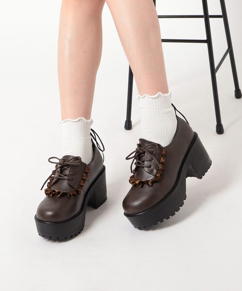 cs T&P(シーエスティーアンドピー)の「フリルマニッシュ厚底シューズ(パンプス・レディース・アイボリー/ブラック/ダークブラウン・S/M/L/LL)」の3枚目の写真