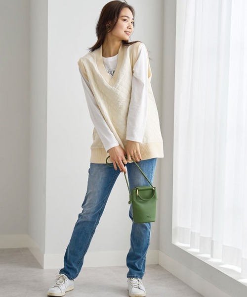 BELLUNA（ベルーナ）の「キルティング素材Ｖネックデザインベスト（ベスト・レディース・カーキ/ブラック/アイボリー・X-LARGE/MEDIUM/LARGE）」の8枚目の写真