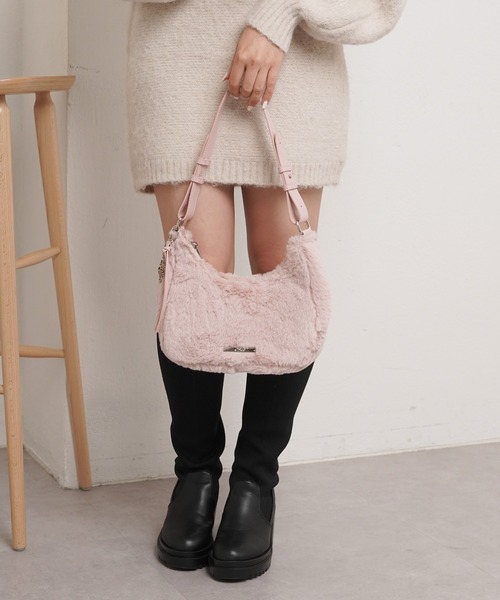 Chico（チコ）の「【新色追加】ファーラウンドショルダーバッグ（ショルダーバッグ・レディース・アイボリー/チャコールグレー/ピンク/ブルー・FREE）」の16枚目の写真