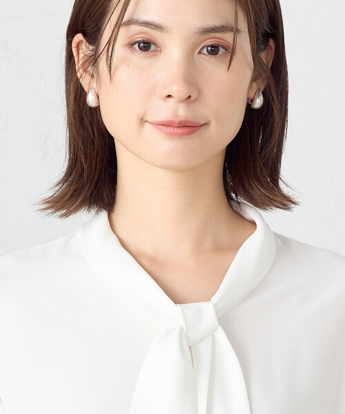 COMME CA ISM（コムサイズム）の「ボウタイ　ブラウス（シャツ/ブラウス・レディース・ホワイト/ネイビー・SMALL/MEDIUM/LARGE）」の13枚目の写真