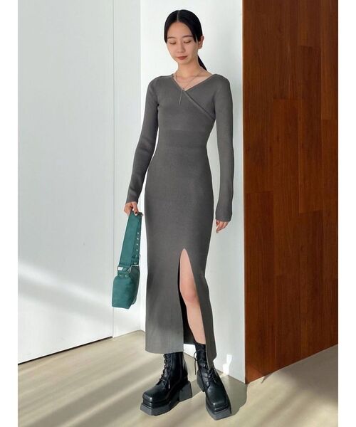 EMODA(エモダ)の「カシュクールリブスリットワンピース(ワンピース・レディース・ブラック/ブルー/グレー・FREE)」の3枚目の写真