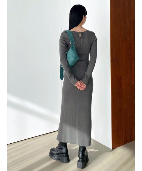 EMODA(エモダ)の「カシュクールリブスリットワンピース(ワンピース・レディース・ブラック/ブルー/グレー・FREE)」の12枚目の写真