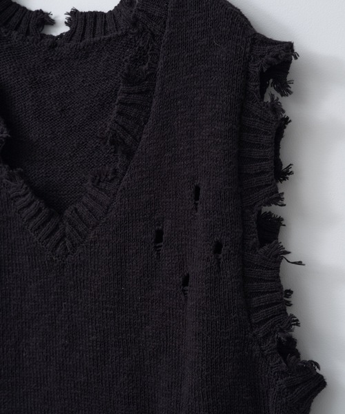 WHIMSIC（ウィムジック）の「【UNISEX】ダメージニットベスト（ベスト・メンズ・ブラック/チャコールグレー・FREE）」の6枚目の写真