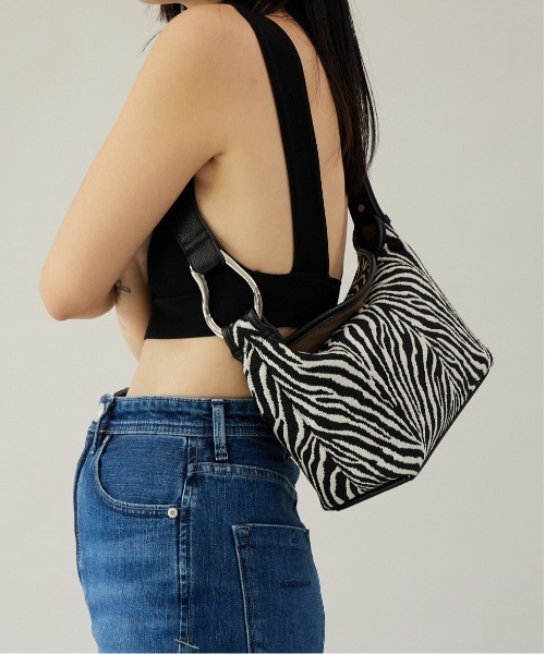 LE VERNIS（ル・ベルニ）の「LE VERNIS(ル・ベルニ)Poire box bagⅡ（ショルダーバッグ・レディース・イエロー/パープル/ゼブラ/ブラック・FREE）」の4枚目の写真