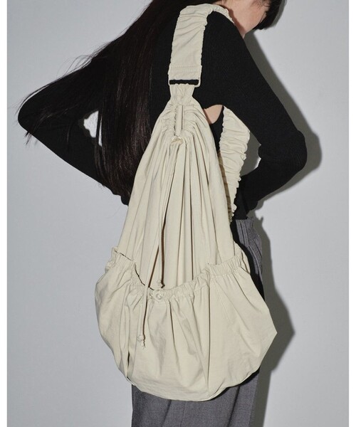 TODAYFUL(トゥデイフル)の「【TODAYFUL/トゥデイフル】ナイロンギャザーバッグ/Nylon Gather Bag(ショルダーバッグ・レディース・ブラック/アイボリー/ホワイト・FREE)」の3枚目の写真
