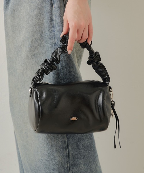 Chico(チコ)の「【新色追加】ギャザーサークルバッグ(ショルダーバッグ・レディース・ホワイト/ブラック/シルバー/ゴールド・FREE)」の3枚目の写真