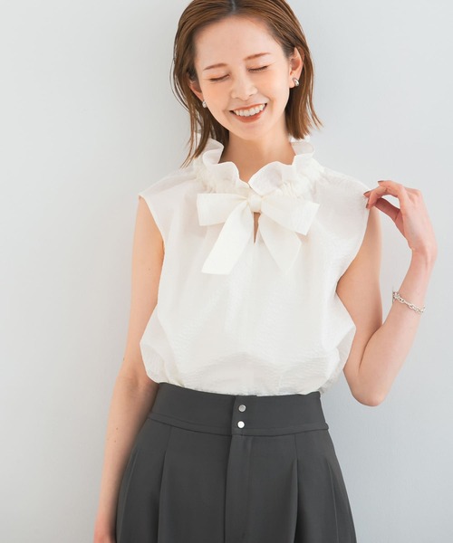 URBAN RESEARCH ROSSO WOMEN（アーバンリサーチ　ロッソ）の「フリルネックノースリーブブラウス（シャツ/ブラウス・レディース・ブルー/ブラック/ホワイト・FREE）」の2枚目の写真