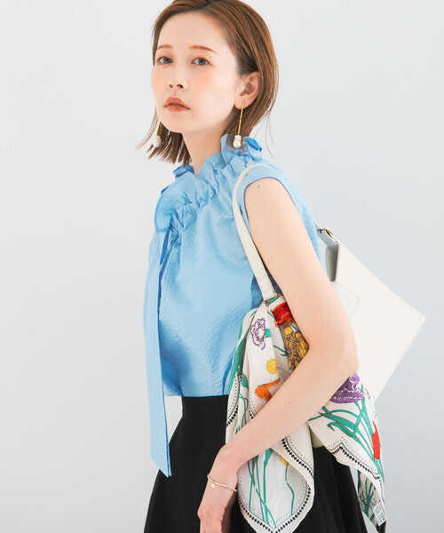 URBAN RESEARCH ROSSO WOMEN（アーバンリサーチ　ロッソ）の「フリルネックノースリーブブラウス（シャツ/ブラウス・レディース・ブルー/ブラック/ホワイト・FREE）」の3枚目の写真