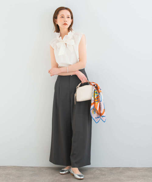 URBAN RESEARCH ROSSO WOMEN（アーバンリサーチ　ロッソ）の「フリルネックノースリーブブラウス（シャツ/ブラウス・レディース・ブルー/ブラック/ホワイト・FREE）」の5枚目の写真