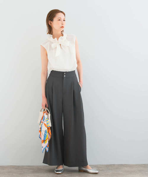 URBAN RESEARCH ROSSO WOMEN（アーバンリサーチ　ロッソ）の「フリルネックノースリーブブラウス（シャツ/ブラウス・レディース・ブルー/ブラック/ホワイト・FREE）」の6枚目の写真