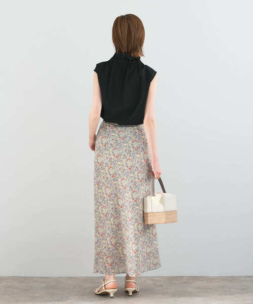 URBAN RESEARCH ROSSO WOMEN（アーバンリサーチ　ロッソ）の「フリルネックノースリーブブラウス（シャツ/ブラウス・レディース・ブルー/ブラック/ホワイト・FREE）」の11枚目の写真