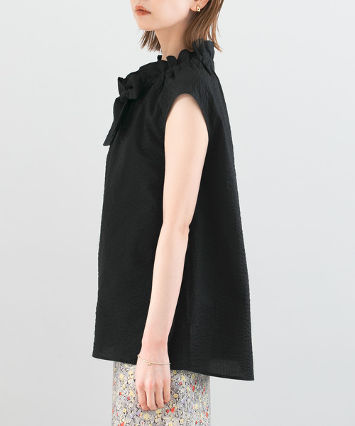 URBAN RESEARCH ROSSO WOMEN（アーバンリサーチ　ロッソ）の「フリルネックノースリーブブラウス（シャツ/ブラウス・レディース・ブルー/ブラック/ホワイト・FREE）」の16枚目の写真