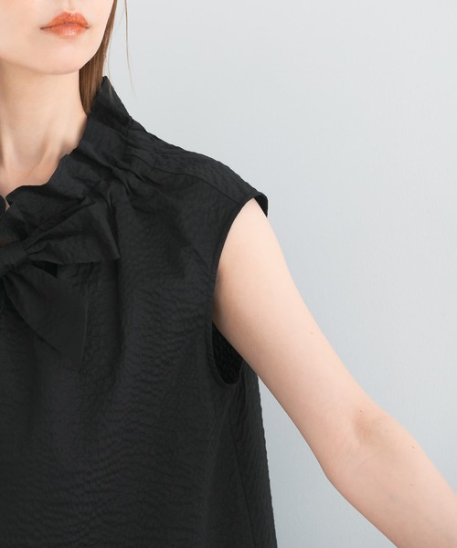 URBAN RESEARCH ROSSO WOMEN（アーバンリサーチ　ロッソ）の「フリルネックノースリーブブラウス（シャツ/ブラウス・レディース・ブルー/ブラック/ホワイト・FREE）」の19枚目の写真