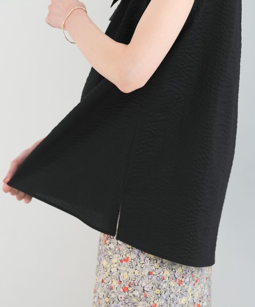 URBAN RESEARCH ROSSO WOMEN（アーバンリサーチ　ロッソ）の「フリルネックノースリーブブラウス（シャツ/ブラウス・レディース・ブルー/ブラック/ホワイト・FREE）」の21枚目の写真