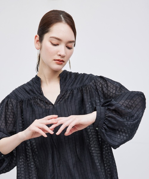 ROPE'(ロペ)の「ジャカードスタンドギャザーブラウス(シャツ/ブラウス・レディース・ホワイト/ピンク系その他2/ブラック・FREE)」の3枚目の写真