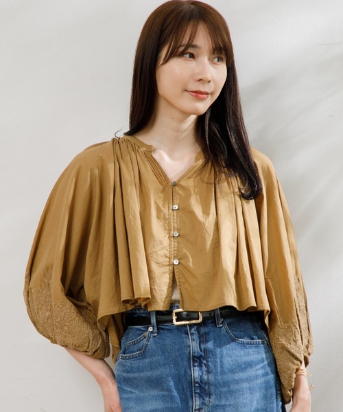 AMERICAN RAG CIE（アメリカンラグシー）の「ボリューム刺繍ショートブラウス（シャツ/ブラウス・レディース・オフホワイト/ベージュ/ブラック・FREE）」の3枚目の写真