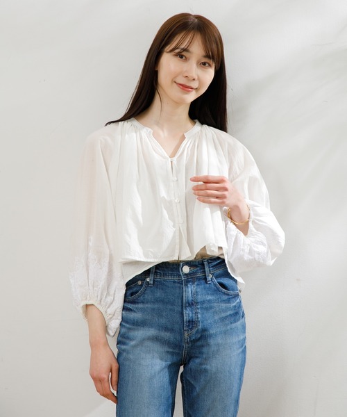 AMERICAN RAG CIE（アメリカンラグシー）の「ボリューム刺繍ショートブラウス（シャツ/ブラウス・レディース・オフホワイト/ベージュ/ブラック・FREE）」の4枚目の写真