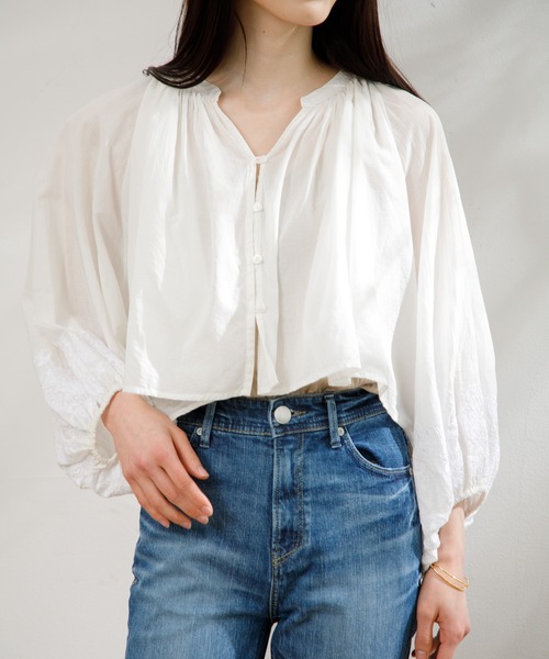 AMERICAN RAG CIE（アメリカンラグシー）の「ボリューム刺繍ショートブラウス（シャツ/ブラウス・レディース・オフホワイト/ベージュ/ブラック・FREE）」の8枚目の写真