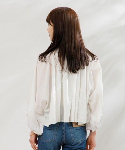 AMERICAN RAG CIE（アメリカンラグシー）の「ボリューム刺繍ショートブラウス（シャツ/ブラウス・レディース・オフホワイト/ベージュ/ブラック・FREE）」の6枚目の写真