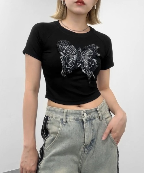 白Tシャツデニム財布スニーカーキャップにPRADAプラダロゴバッグ PRADA JAPAN (@prada_japan) / X