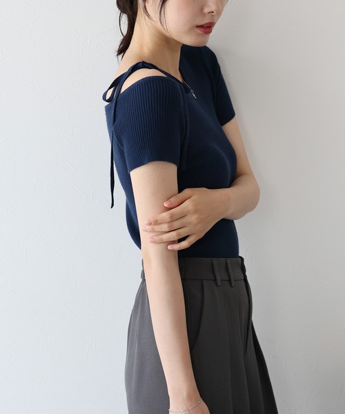 BLUEEAST（ブルーイースト）の「ワンオフショルダーリボンニット（ニット/セーター・レディース・アイボリー/ピンク/ライトカーキ/ネイビー/ブルー・MEDIUM）」の18枚目の写真