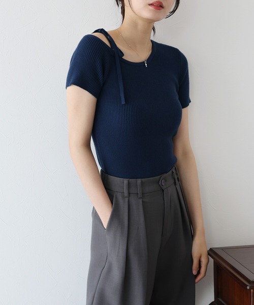 BLUEEAST（ブルーイースト）の「ワンオフショルダーリボンニット（ニット/セーター・レディース・アイボリー/ピンク/ライトカーキ/ネイビー/ブルー・MEDIUM）」の19枚目の写真