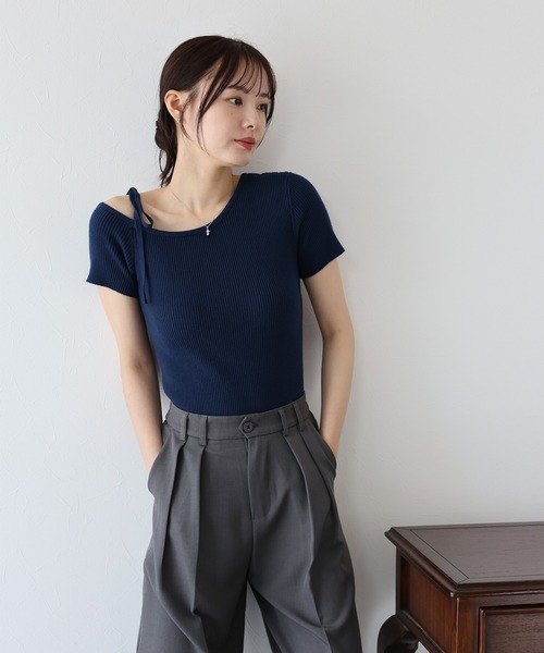 BLUEEAST（ブルーイースト）の「ワンオフショルダーリボンニット（ニット/セーター・レディース・アイボリー/ピンク/ライトカーキ/ネイビー/ブルー・MEDIUM）」の21枚目の写真