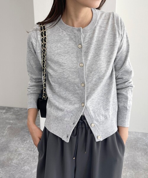 fredy emue(フレディエミュ)の「ウール混ベーシックニットカーディガン(ニット/セーター・レディース・ネイビー/オフホワイト/ピンク/ブラック/ライトグレー・38)」の7枚目の写真