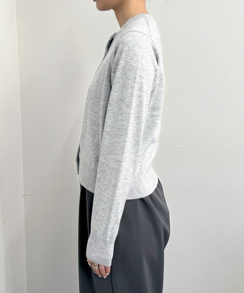 fredy emue(フレディエミュ)の「ウール混ベーシックニットカーディガン(ニット/セーター・レディース・ネイビー/オフホワイト/ピンク/ブラック/ライトグレー・38)」の11枚目の写真