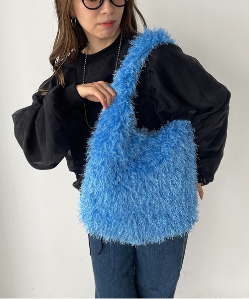 210nouve（トゥージュヌーブ）の「シャギーファーショルダーバッグ（ショルダーバッグ・レディース・ブラック/ブラウン/ベージュ/レッド/ブルー・FREE）」の4枚目の写真