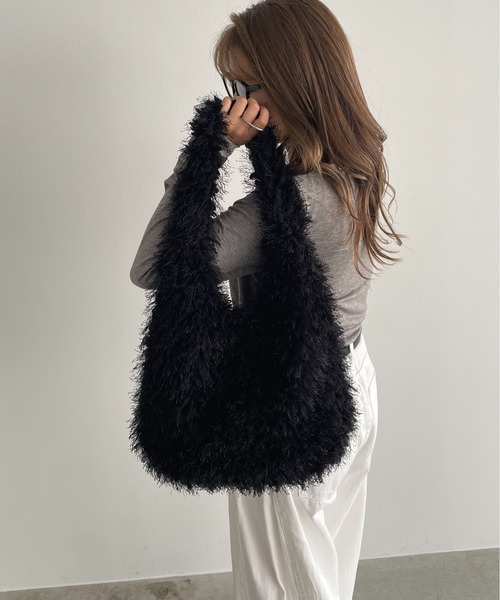 210nouve（トゥージュヌーブ）の「シャギーファーショルダーバッグ（ショルダーバッグ・レディース・ブラック/ブラウン/ベージュ/レッド/ブルー・FREE）」の2枚目の写真