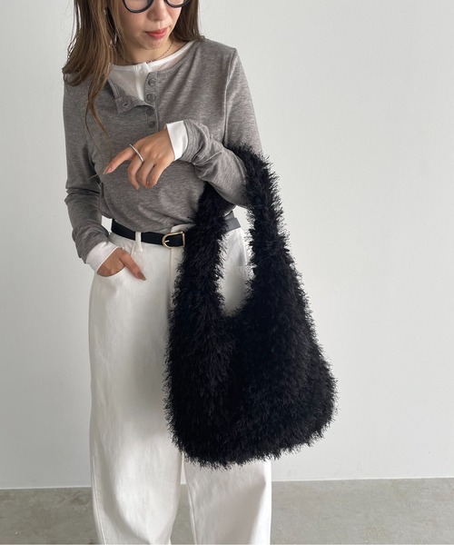 210nouve（トゥージュヌーブ）の「シャギーファーショルダーバッグ（ショルダーバッグ・レディース・ブラック/ブラウン/ベージュ/レッド/ブルー・FREE）」の11枚目の写真