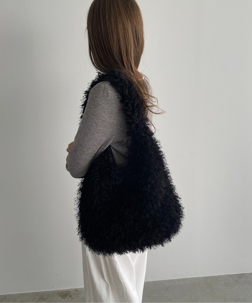 210nouve（トゥージュヌーブ）の「シャギーファーショルダーバッグ（ショルダーバッグ・レディース・ブラック/ブラウン/ベージュ/レッド/ブルー・FREE）」の12枚目の写真