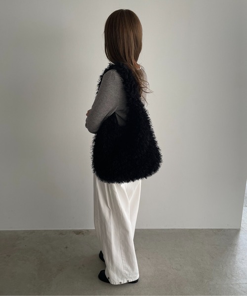 210nouve（トゥージュヌーブ）の「シャギーファーショルダーバッグ（ショルダーバッグ・レディース・ブラック/ブラウン/ベージュ/レッド/ブルー・FREE）」の22枚目の写真