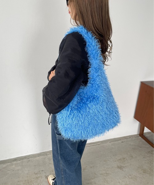 210nouve（トゥージュヌーブ）の「シャギーファーショルダーバッグ（ショルダーバッグ・レディース・ブラック/ブラウン/ベージュ/レッド/ブルー・FREE）」の15枚目の写真