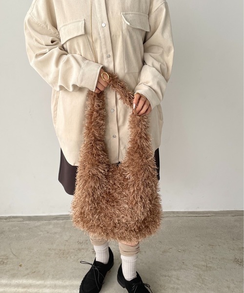 210nouve（トゥージュヌーブ）の「シャギーファーショルダーバッグ（ショルダーバッグ・レディース・ブラック/ブラウン/ベージュ/レッド/ブルー・FREE）」の6枚目の写真