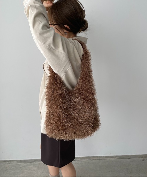 210nouve（トゥージュヌーブ）の「シャギーファーショルダーバッグ（ショルダーバッグ・レディース・ブラック/ブラウン/ベージュ/レッド/ブルー・FREE）」の7枚目の写真