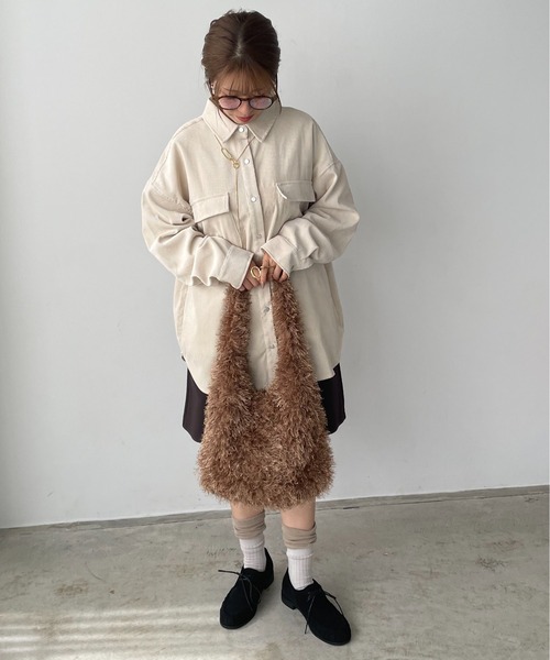 210nouve（トゥージュヌーブ）の「シャギーファーショルダーバッグ（ショルダーバッグ・レディース・ブラック/ブラウン/ベージュ/レッド/ブルー・FREE）」の16枚目の写真