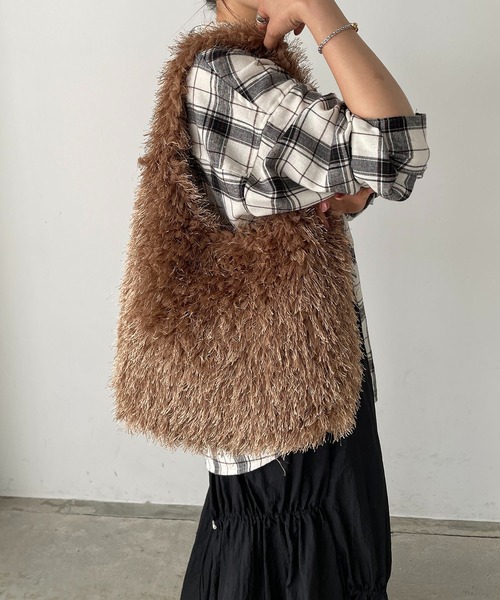 210nouve（トゥージュヌーブ）の「シャギーファーショルダーバッグ（ショルダーバッグ・レディース・ブラック/ブラウン/ベージュ/レッド/ブルー・FREE）」の16枚目の写真