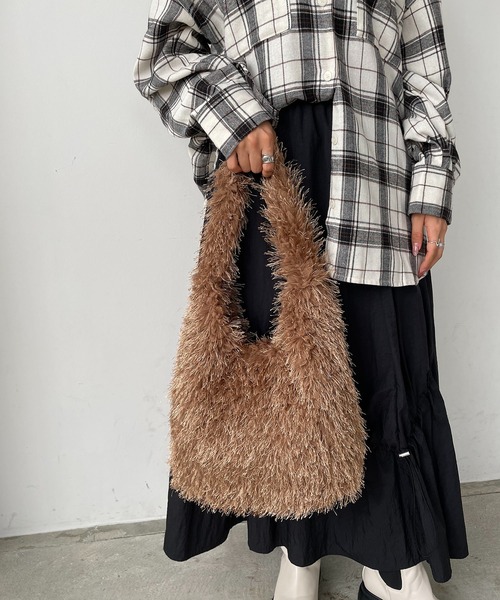 210nouve（トゥージュヌーブ）の「シャギーファーショルダーバッグ（ショルダーバッグ・レディース・ブラック/ブラウン/ベージュ/レッド/ブルー・FREE）」の17枚目の写真