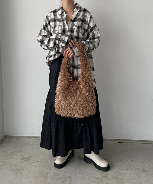 210nouve（トゥージュヌーブ）の「シャギーファーショルダーバッグ（ショルダーバッグ・レディース・ブラック/ブラウン/ベージュ/レッド/ブルー・FREE）」の19枚目の写真