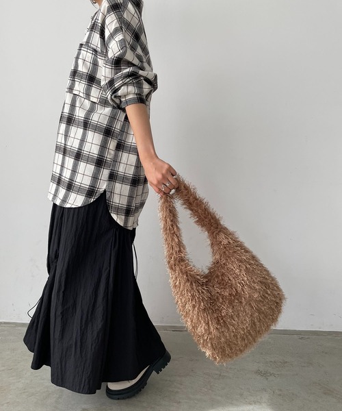 210nouve（トゥージュヌーブ）の「シャギーファーショルダーバッグ（ショルダーバッグ・レディース・ブラック/ブラウン/ベージュ/レッド/ブルー・FREE）」の18枚目の写真