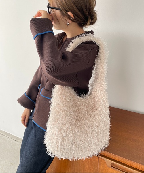 210nouve（トゥージュヌーブ）の「シャギーファーショルダーバッグ（ショルダーバッグ・レディース・ブラック/ブラウン/ベージュ/レッド/ブルー・FREE）」の8枚目の写真