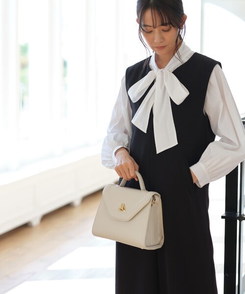 green label relaxing(グリーンレーベルリラクシング)の「2WAY トラペーズ ハンドバッグ / ショルダーバッグ(ショルダーバッグ・レディース・オフホワイト/ブラック/ベージュ・FREE)」の4枚目の写真