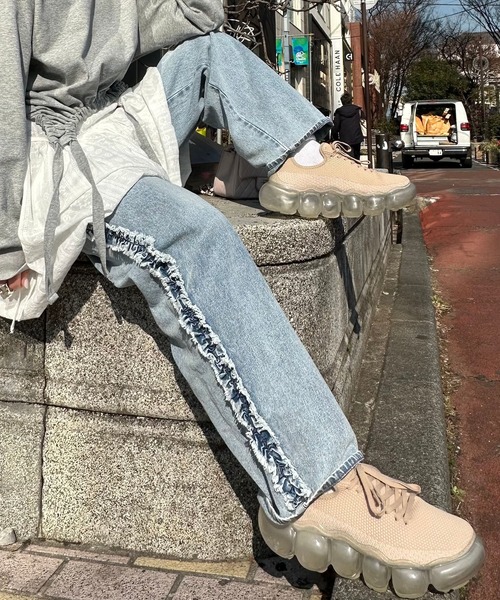 Alley Tokyo(アリートーキョー)の「デニムサイドフリフリパンツ(デニムパンツ・レディース・ライトブルー/グレー・FREE)」の2枚目の写真