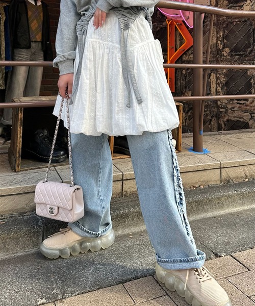 Alley Tokyo(アリートーキョー)の「デニムサイドフリフリパンツ(デニムパンツ・レディース・ライトブルー/グレー・FREE)」の3枚目の写真